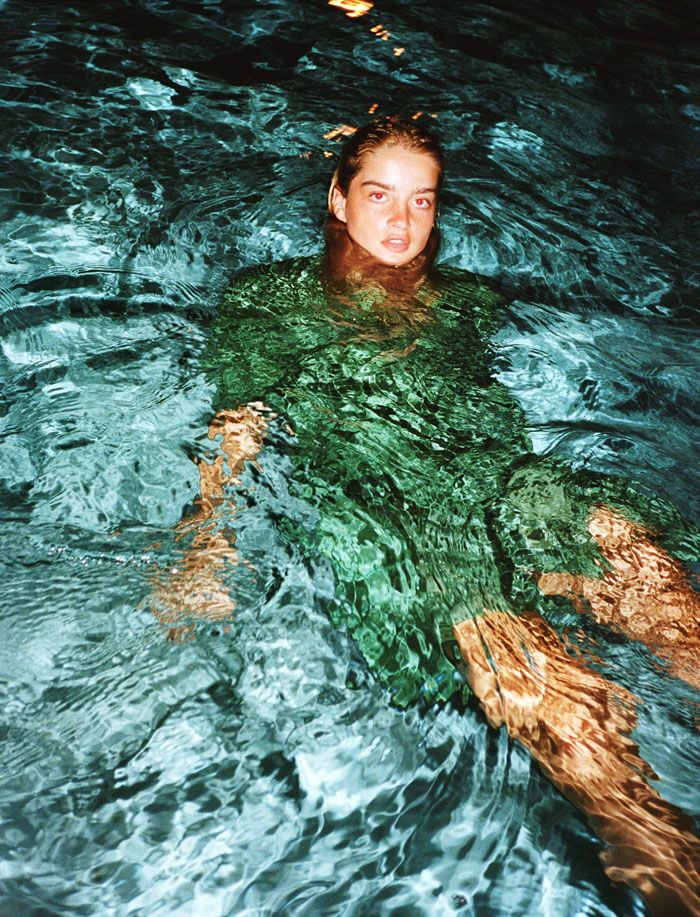 7 Model Baju Ini Posenya Aneh Banget, Ngapain Coba